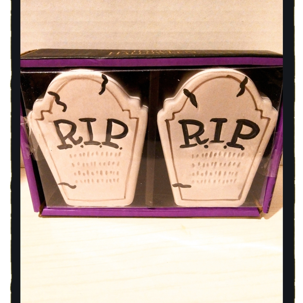 ☠️ Headstone  'R. I. P.' ☠️ CeramicSalt & Pepper Shakers *NIB*
